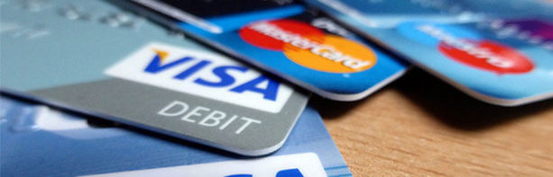 Kreditkarten und andere Zahlmittel auf einem Holztisch